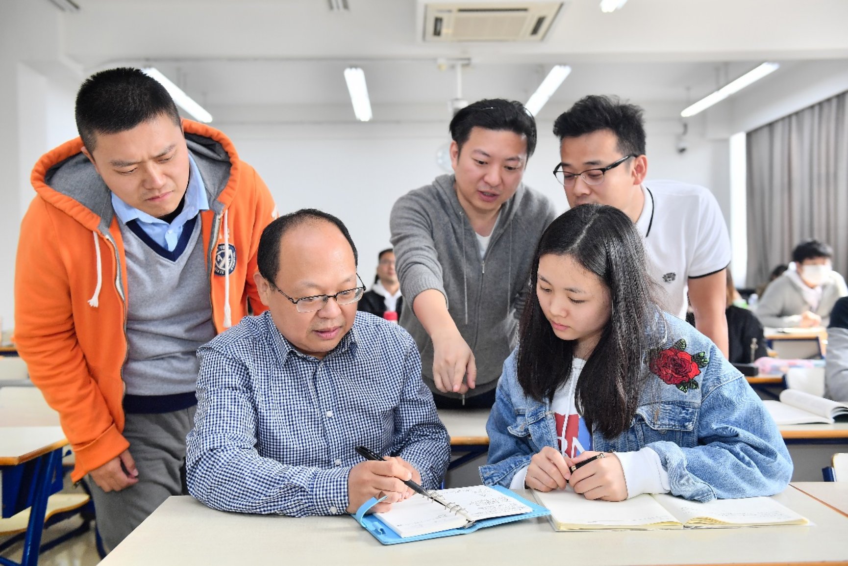 D:\课题申报研究与评奖\北京市教学名师\北京市教学名师\崔学刚申报材料\崔学刚-最终申报材料\崔学刚-最终申报材料\Bwin必赢线路检测中心-崔学刚-照片2.jpg